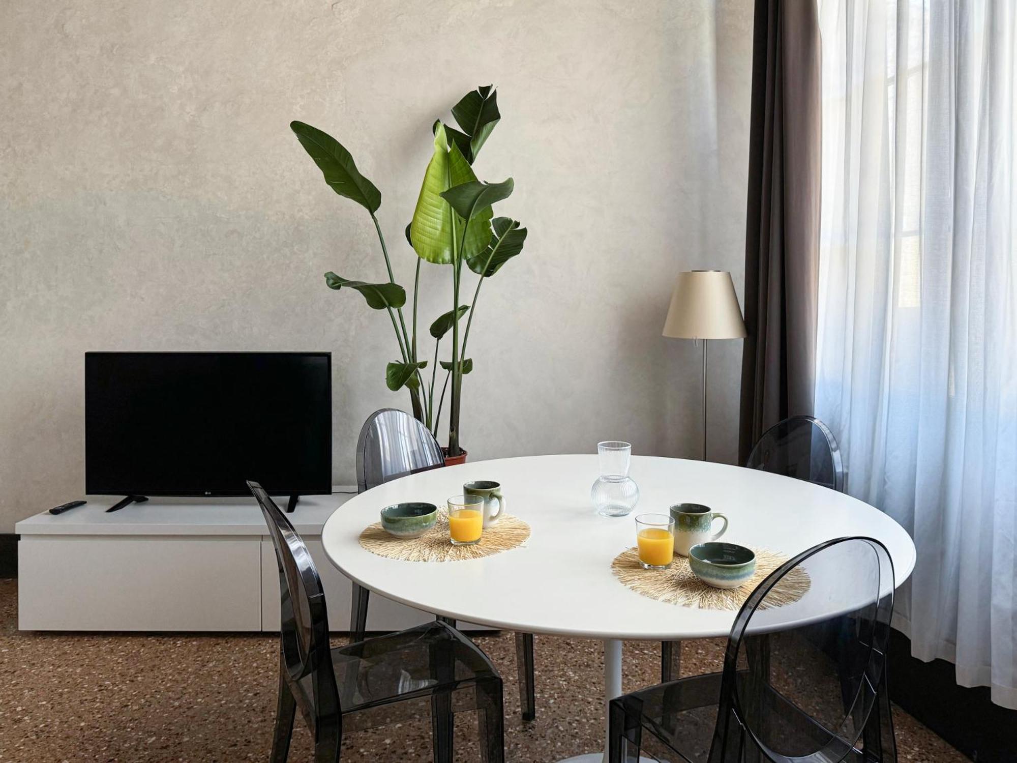 Central Luxury ~ Jacuzzi + Patio A/c Apartment Venedig