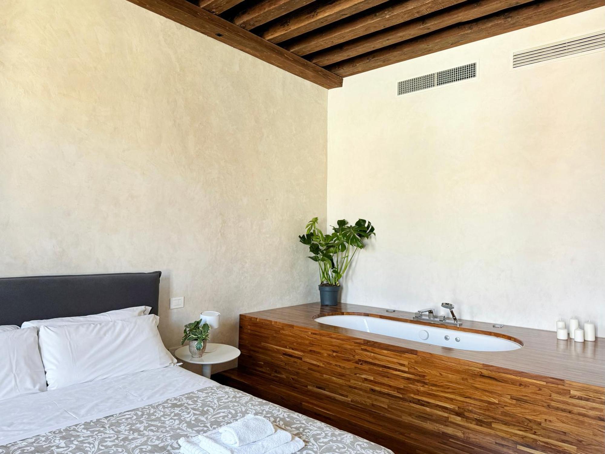 Central Luxury ~ Jacuzzi + Patio A/c * Venedig